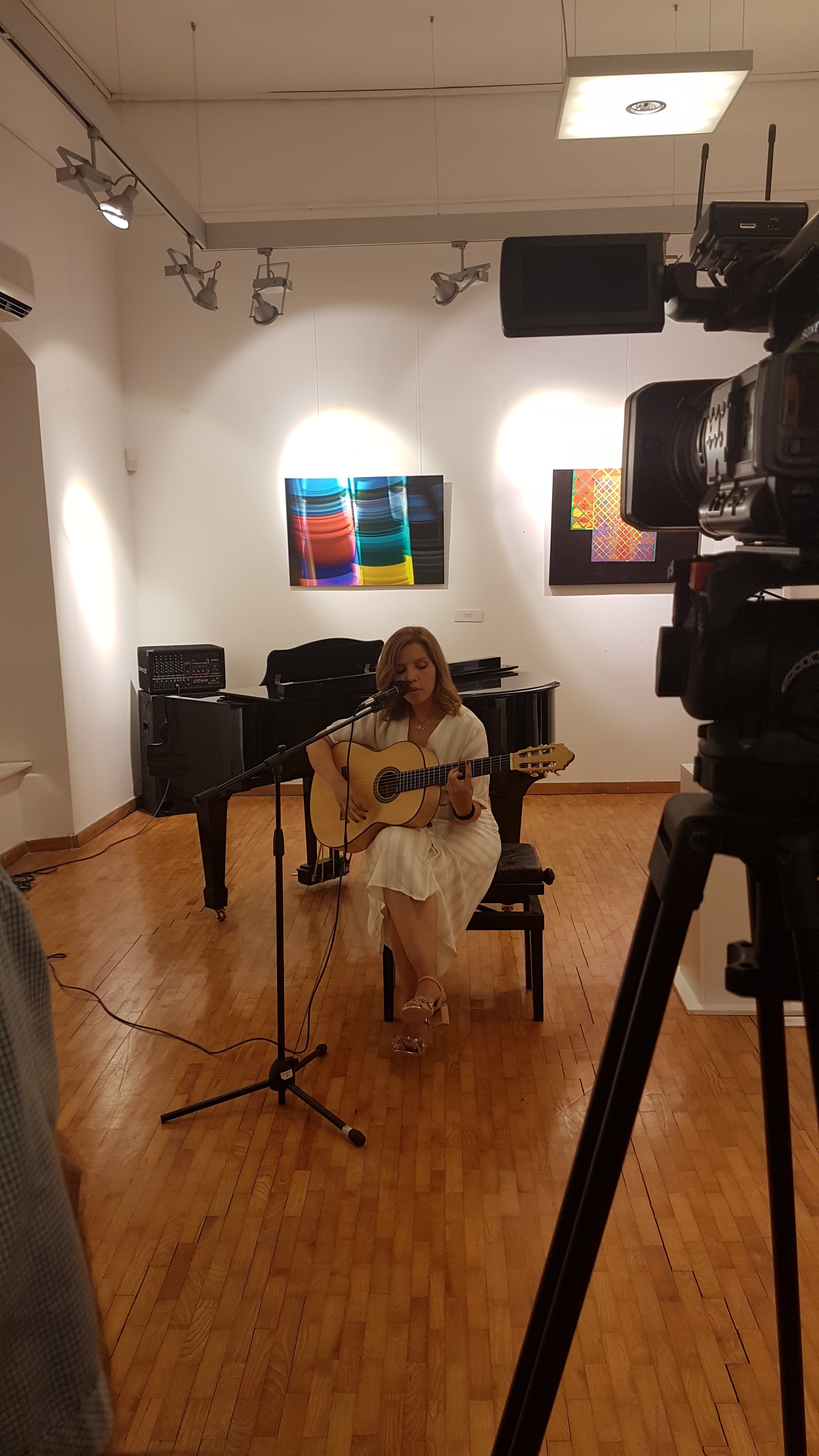 milica milovic svira na gitari na otvaranju izlozbe nova realnost 2019 budva